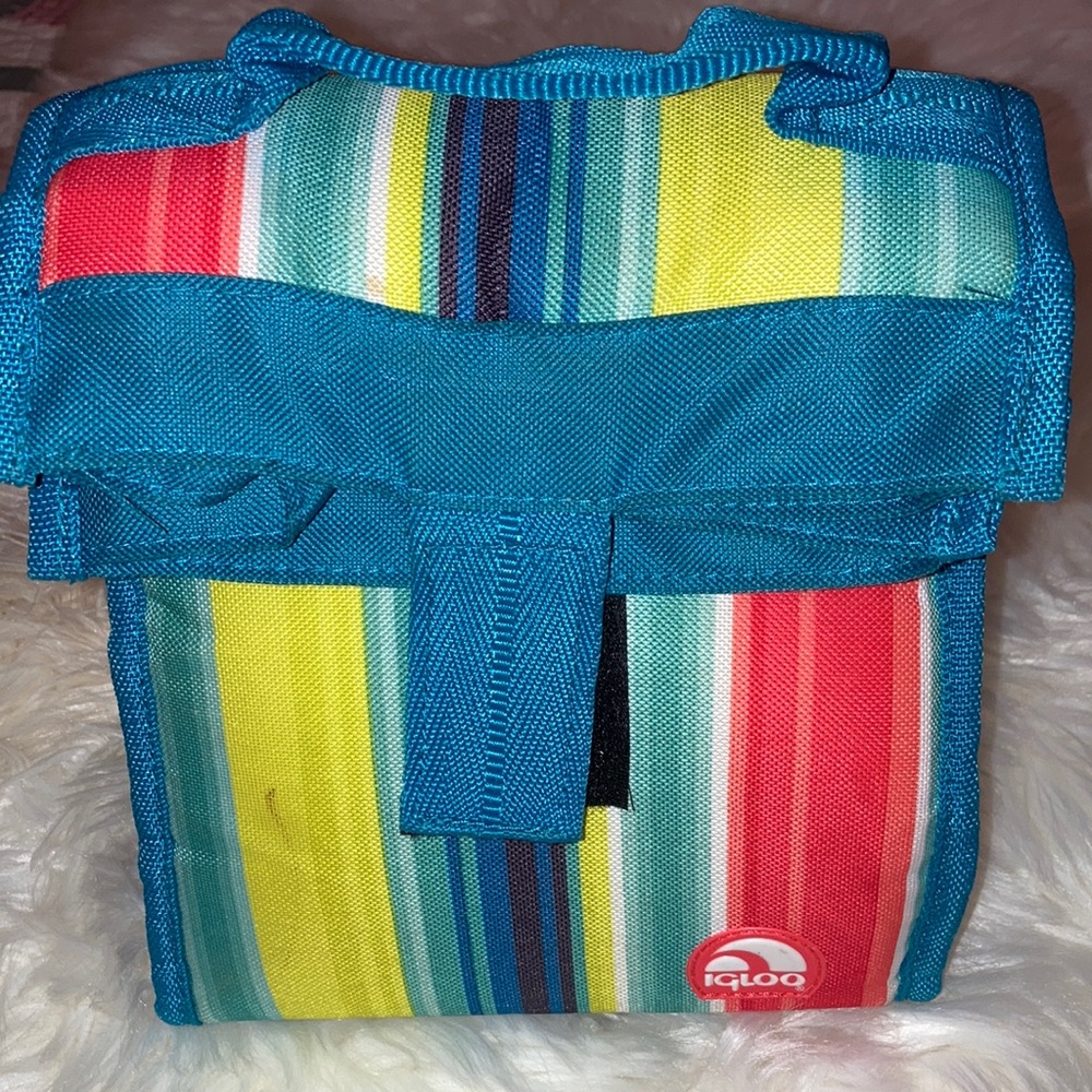 IGLOO insulated lunch tote, 8 1/2” ht when folded, 7 1/2 x 6” bottom $5